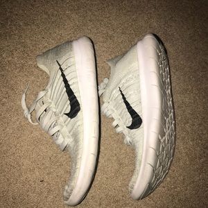 white nike flyknit size 6 women